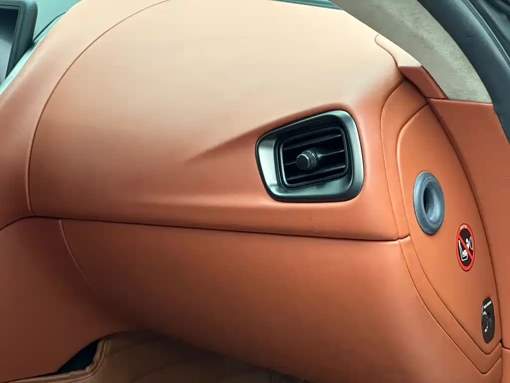 Aston Martin DB11 — миниатюра 15