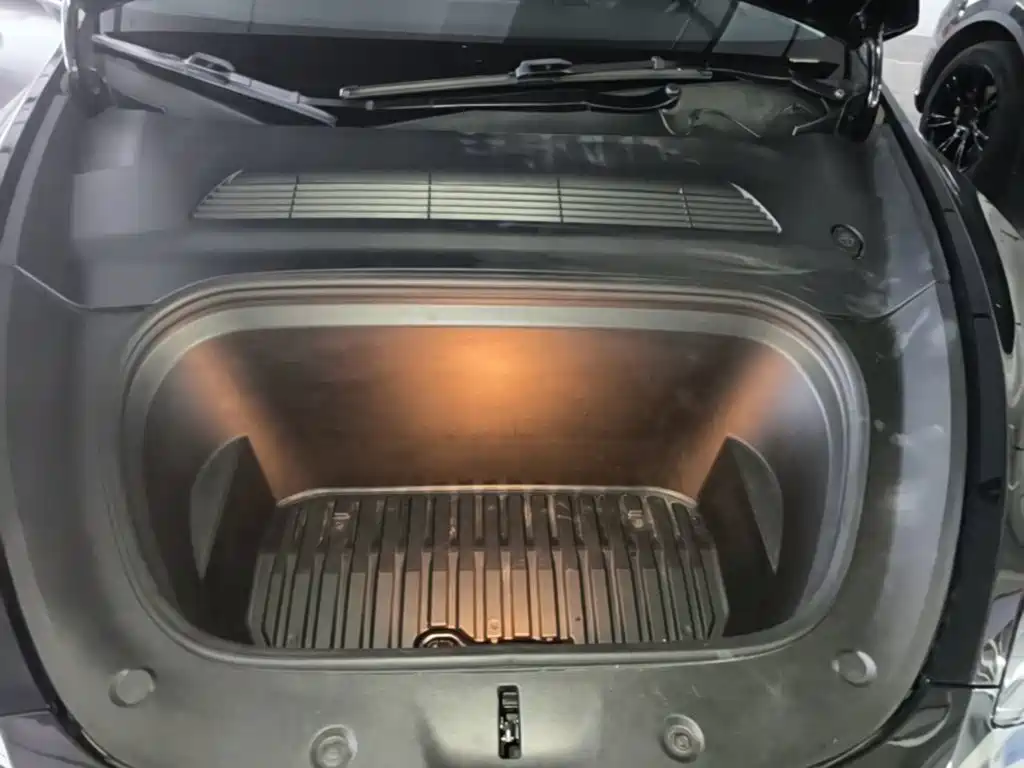 Tesla Model Y — миниатюра 20