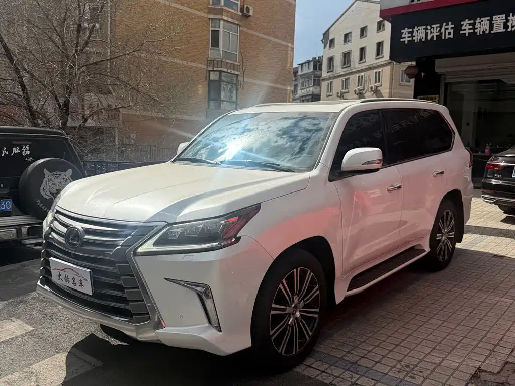 Lexus LX 2022