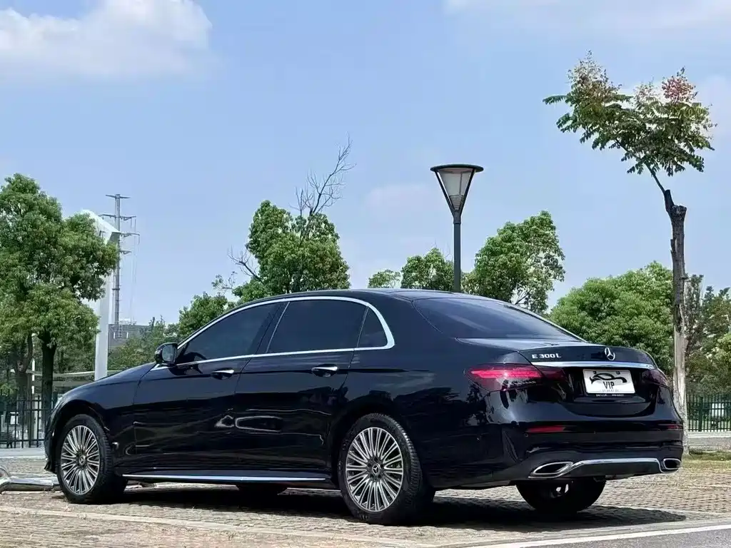 Mercedes-Benz E-Class — миниатюра 9