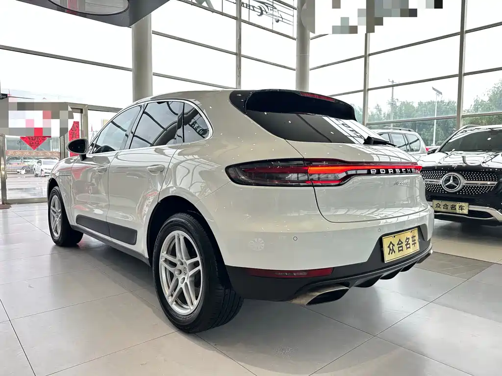 PORSCHE MACAN