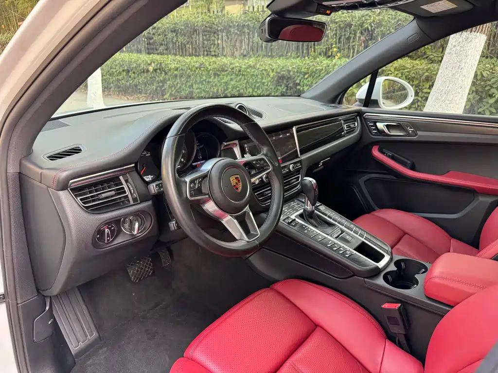 PORSCHE MACAN