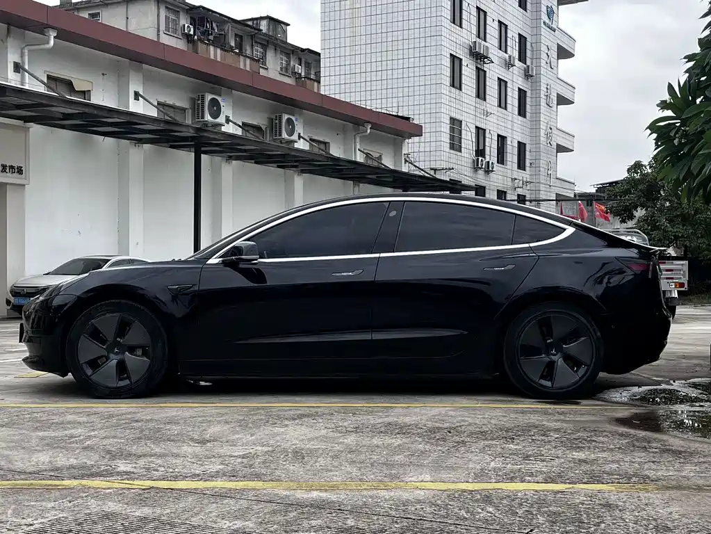 Tesla Model 3 — миниатюра 2