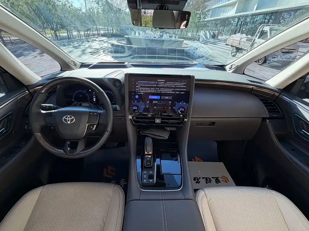 Toyota Alphard — миниатюра 12