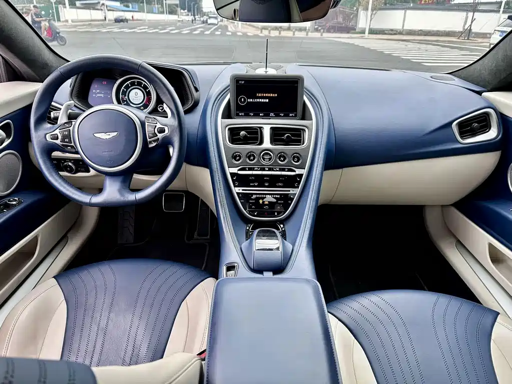 Aston Martin DB11 — миниатюра 5