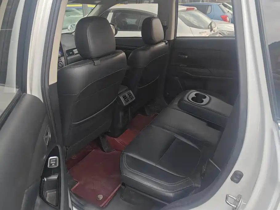 Mitsubishi Outlander — миниатюра 11