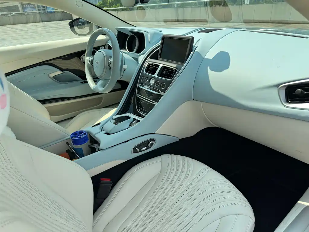 Aston Martin DB11 — миниатюра 13