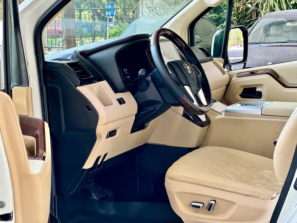 Toyota HiAce 2022 3.5L AT