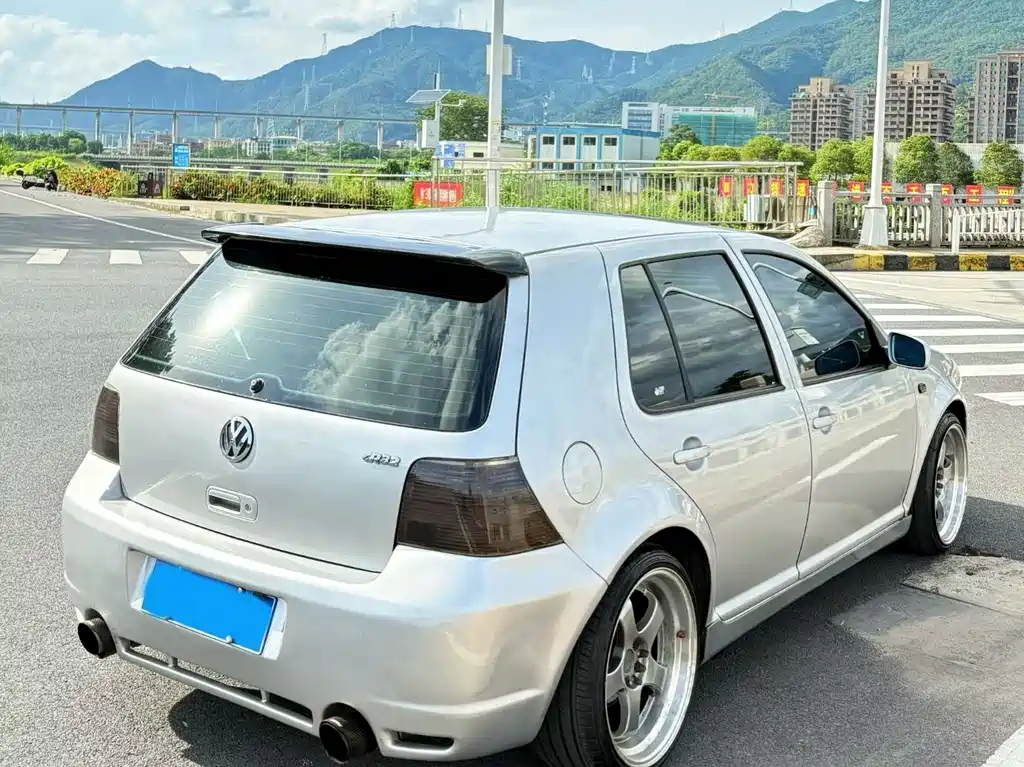 Volkswagen Golf 05 1.6 MT Comfort