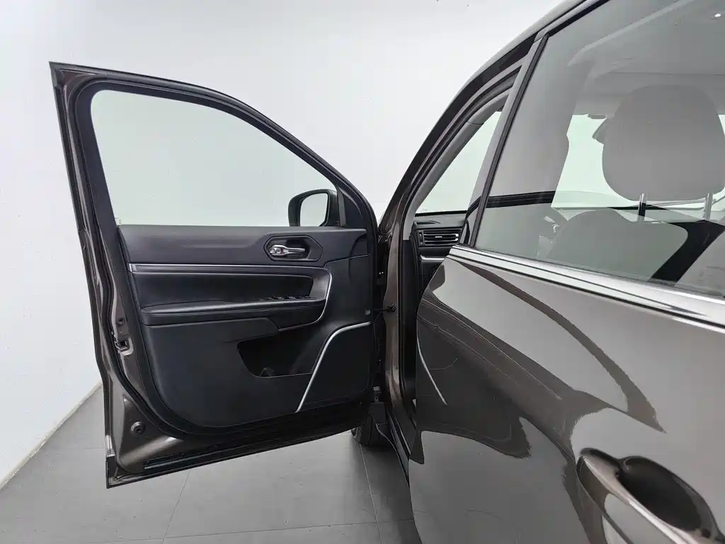 Jeep Grand Commander — миниатюра 8