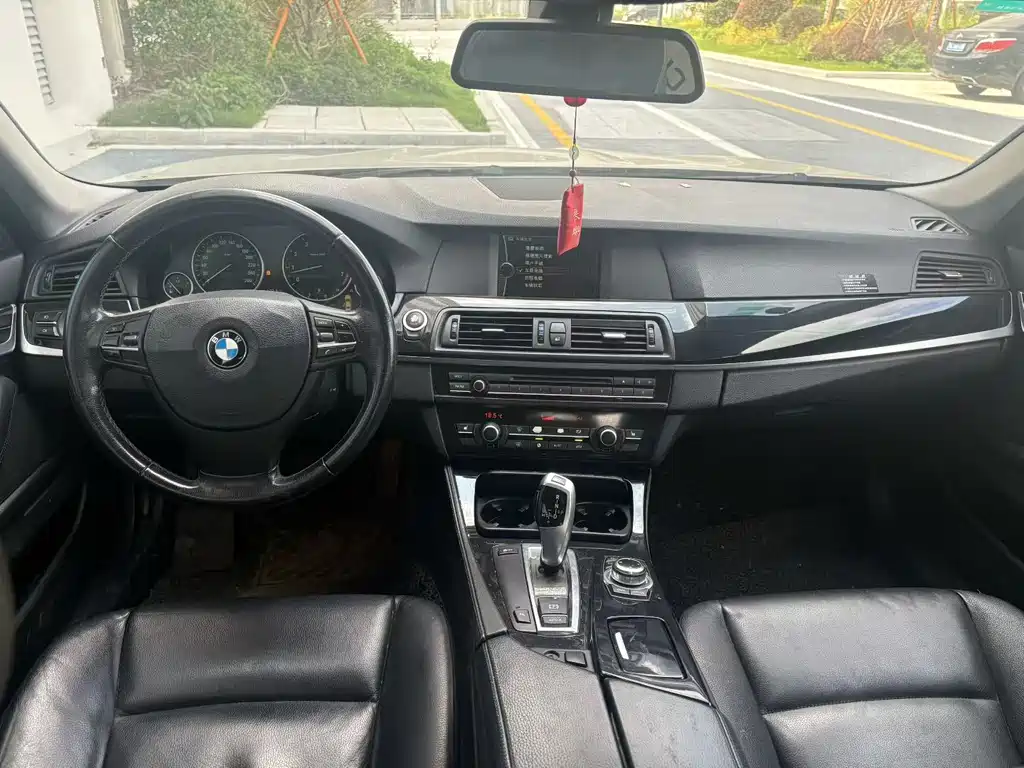 BMW 5 Series — миниатюра 5