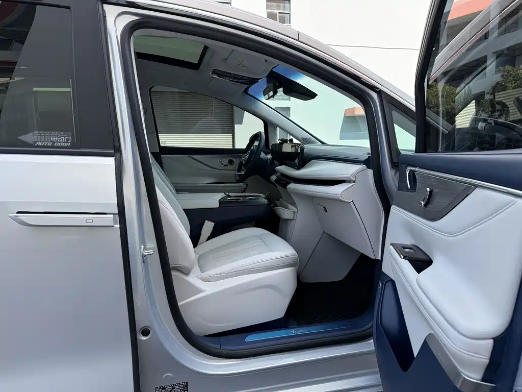 Buick GL8 Hybrid — миниатюра 11