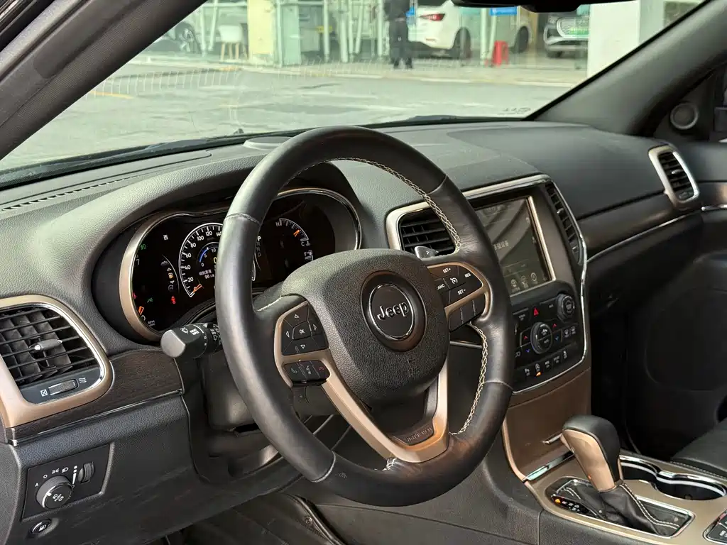 Jeep Grand Cherokee (Import) — миниатюра 8