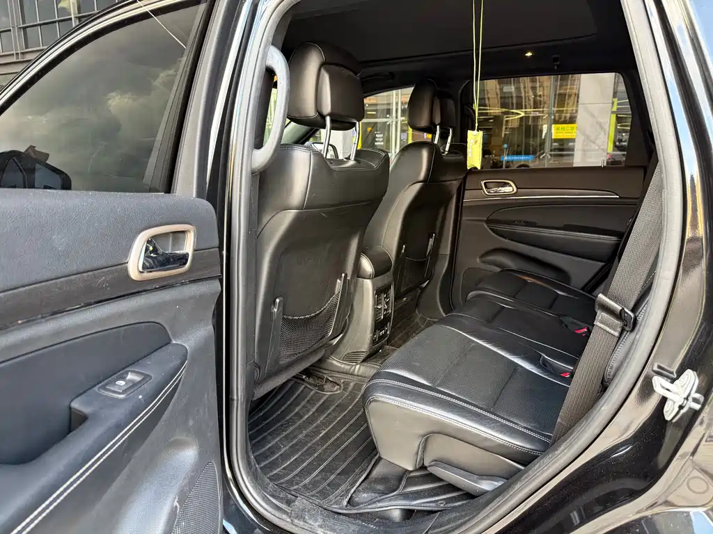 Jeep Grand Cherokee (Import) — миниатюра 9