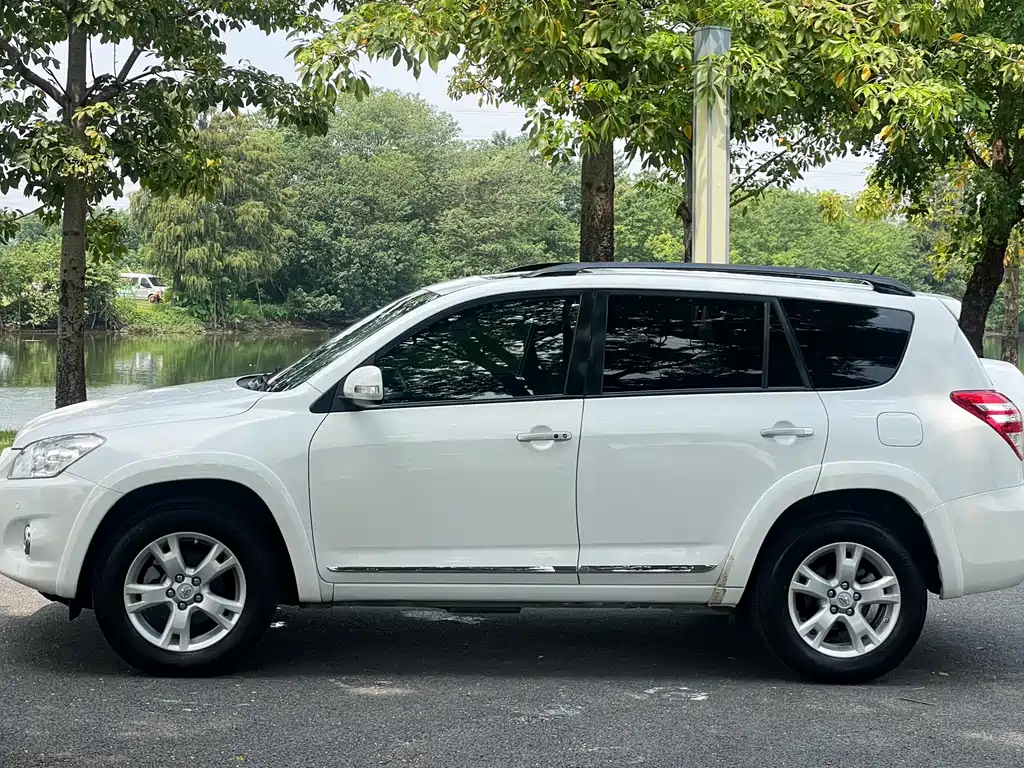 Toyota RAV4 — миниатюра 6