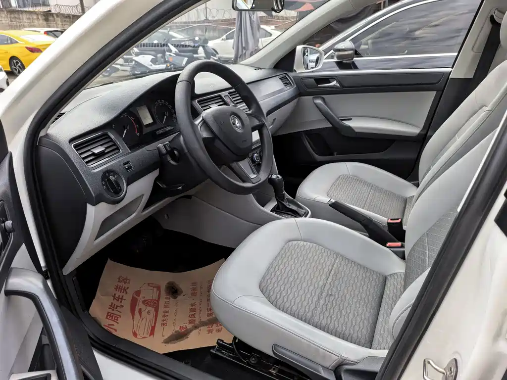 Skoda Rapid — миниатюра 7