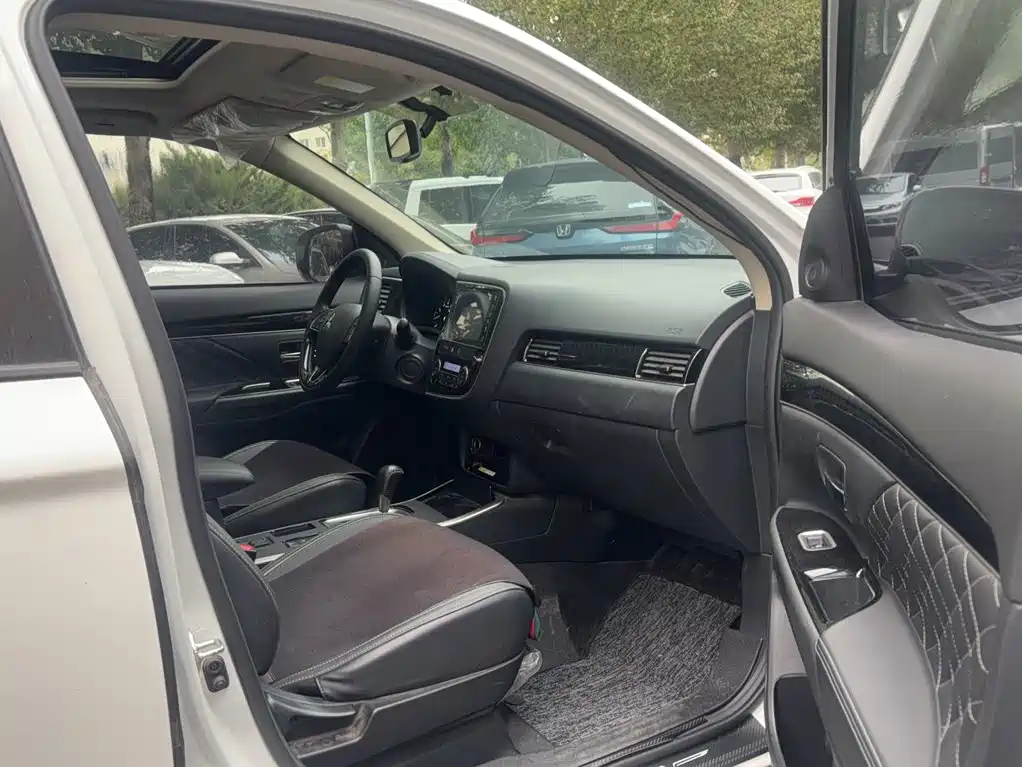 Mitsubishi Outlander — миниатюра 21