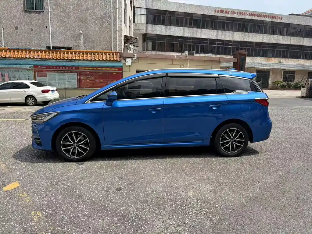 BYD MAX — миниатюра 8