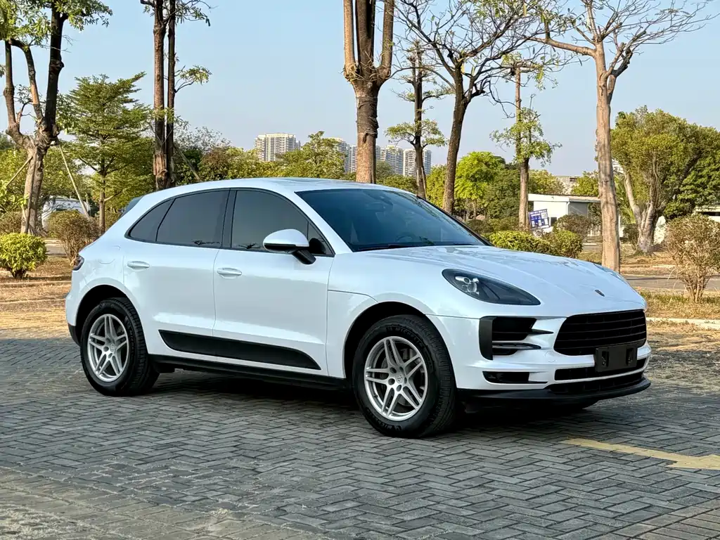 PORSCHE MACAN