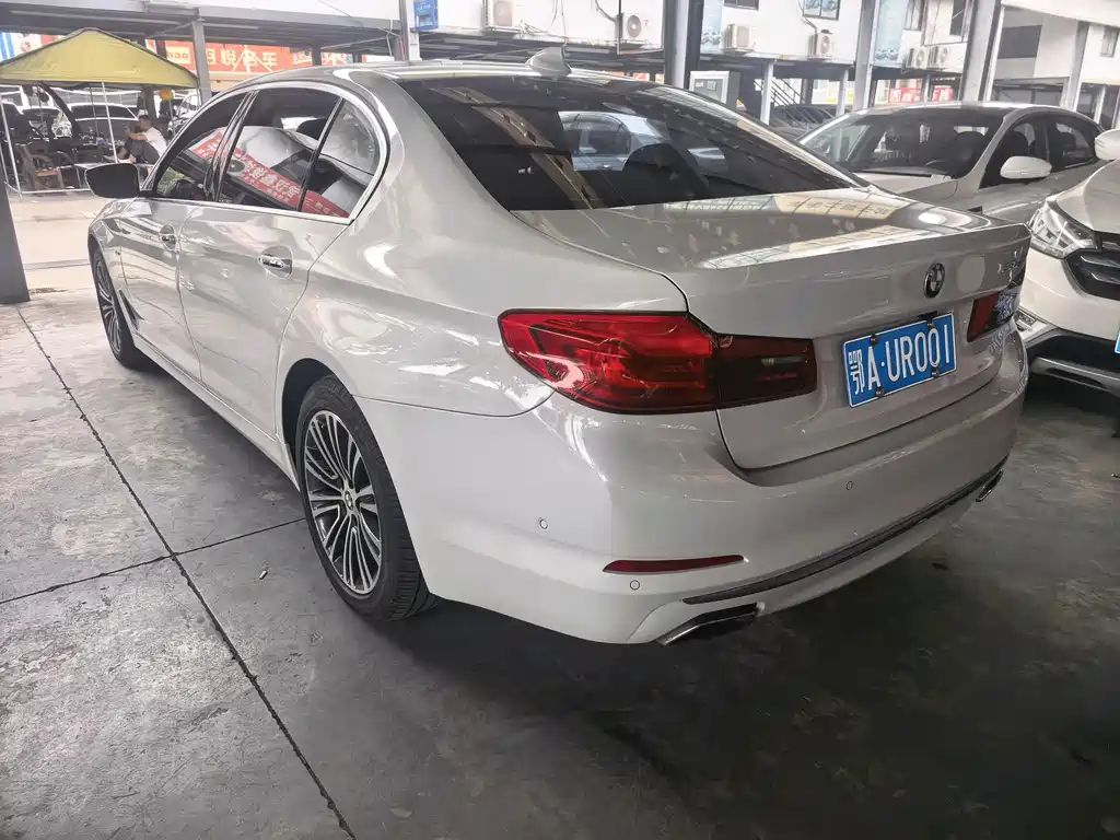 BMW 5 Series — миниатюра 7