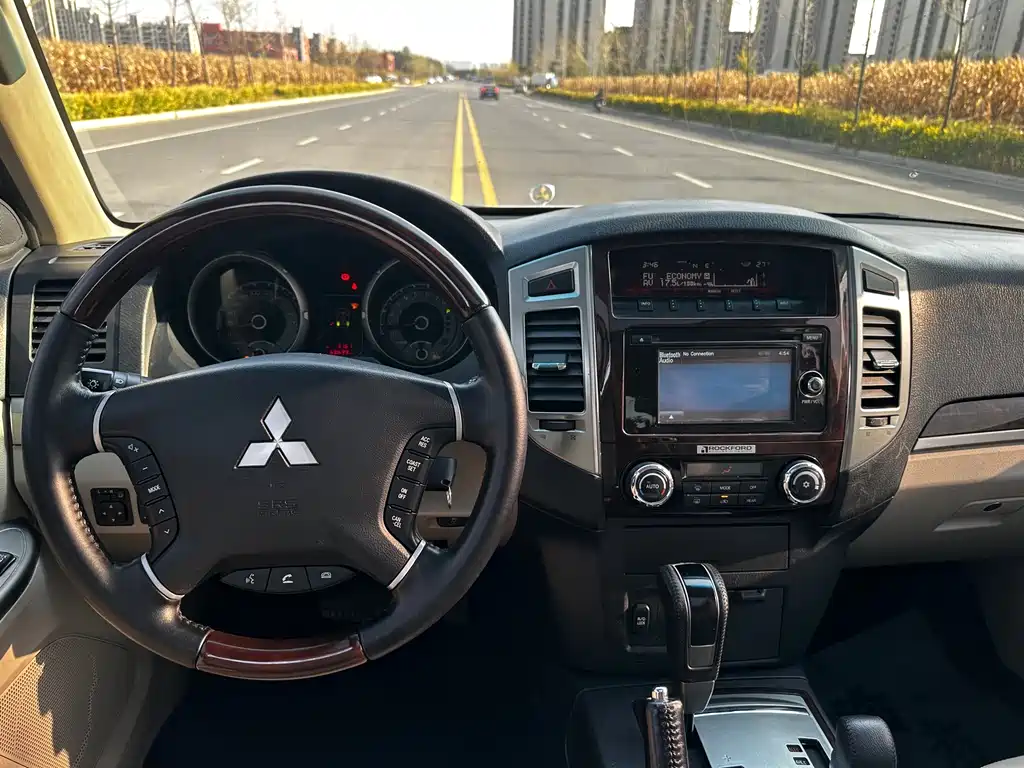 Mitsubishi Pajero (Import) — миниатюра 6