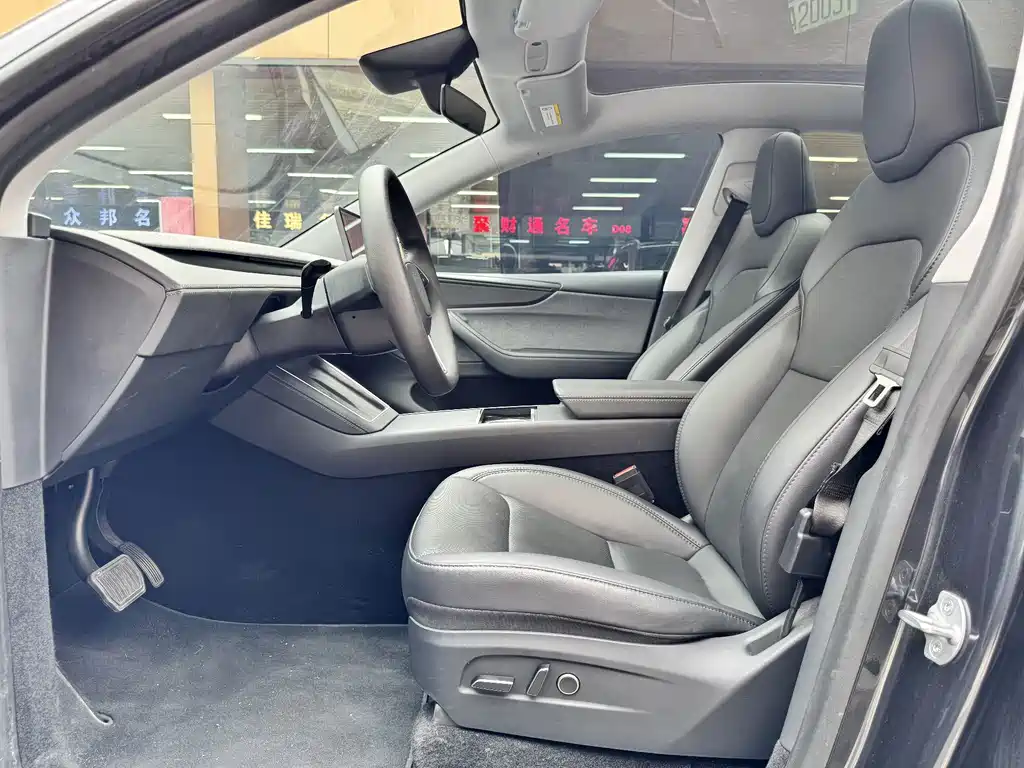 Tesla Model Y — миниатюра 5