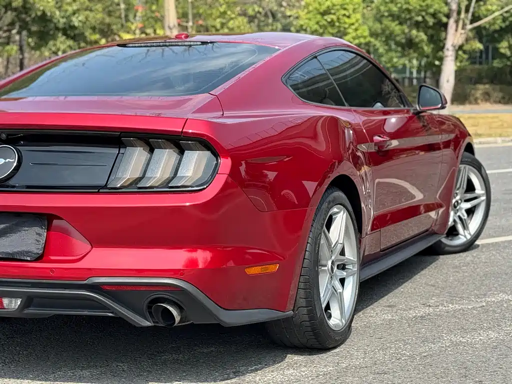 FORD MUSTANG