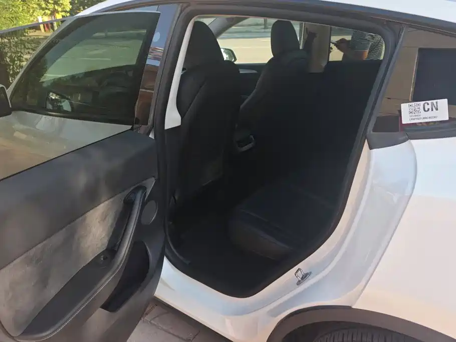 Tesla Model Y — миниатюра 11