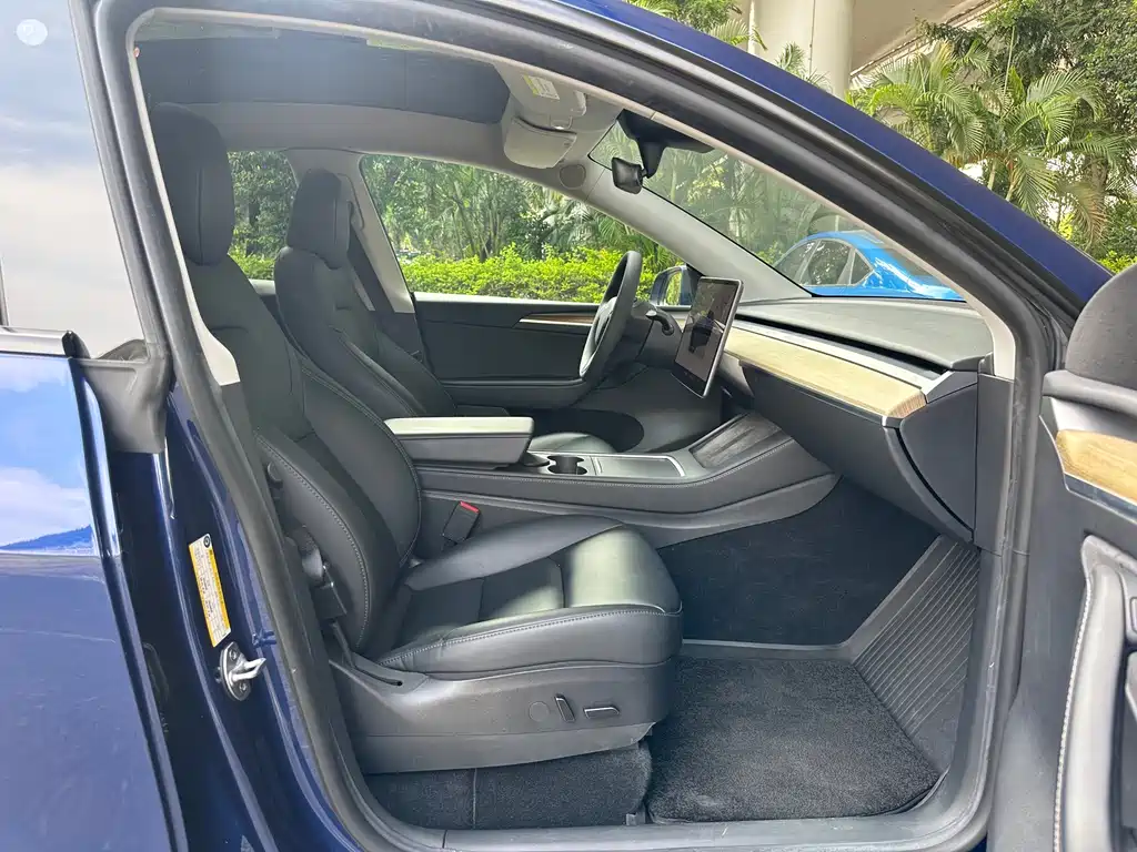Tesla Model Y — миниатюра 12