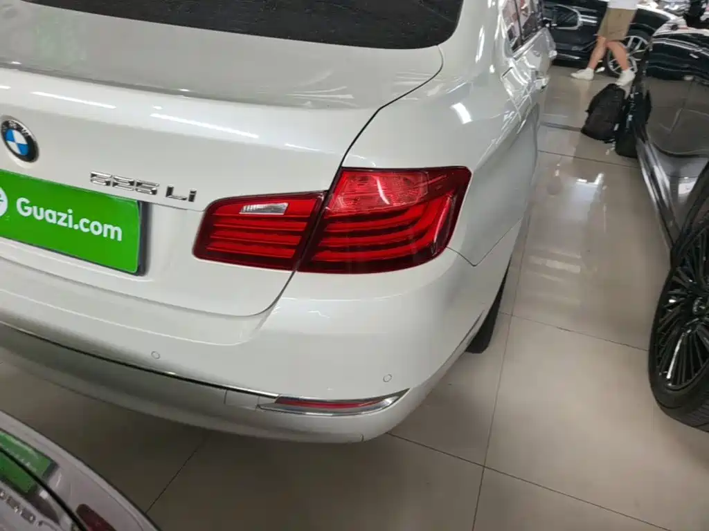 BMW 5 Series — миниатюра 8