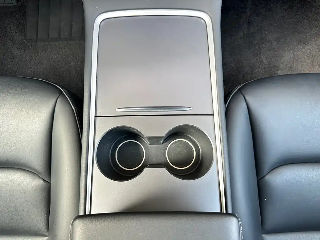 Tesla Model Y — миниатюра 17
