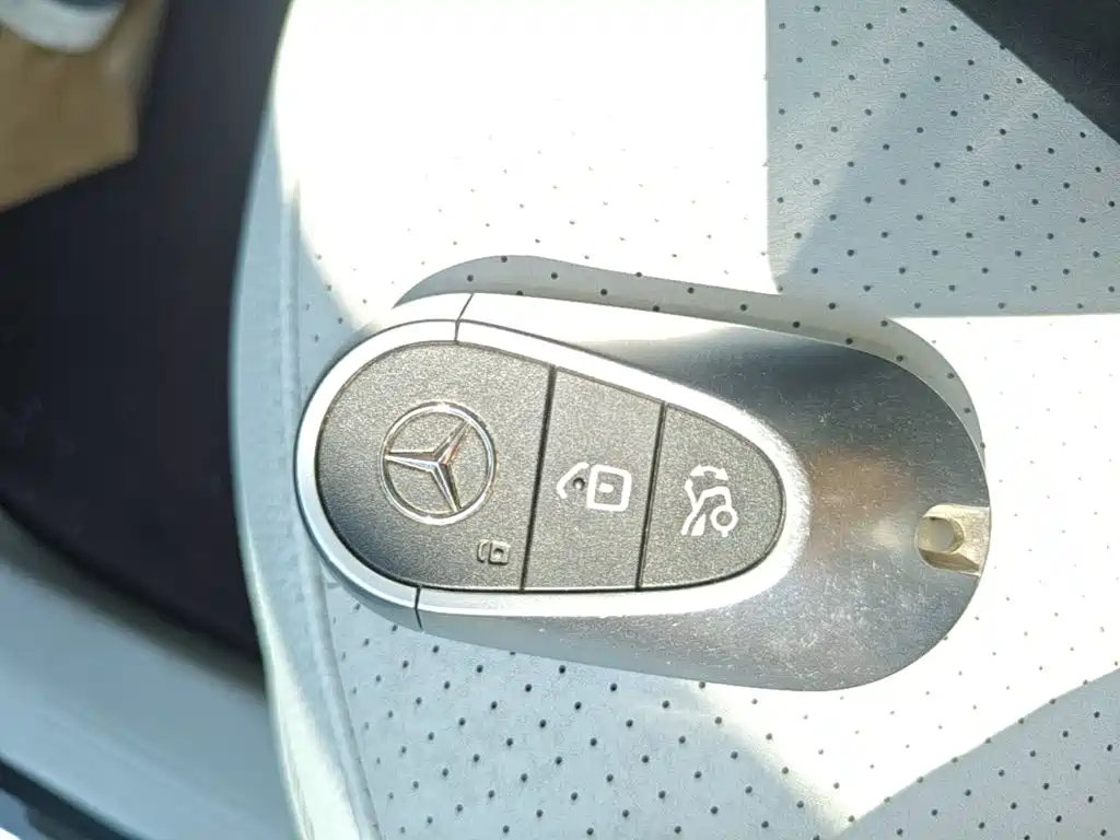 Mercedes-Benz EQE SUV — миниатюра 9
