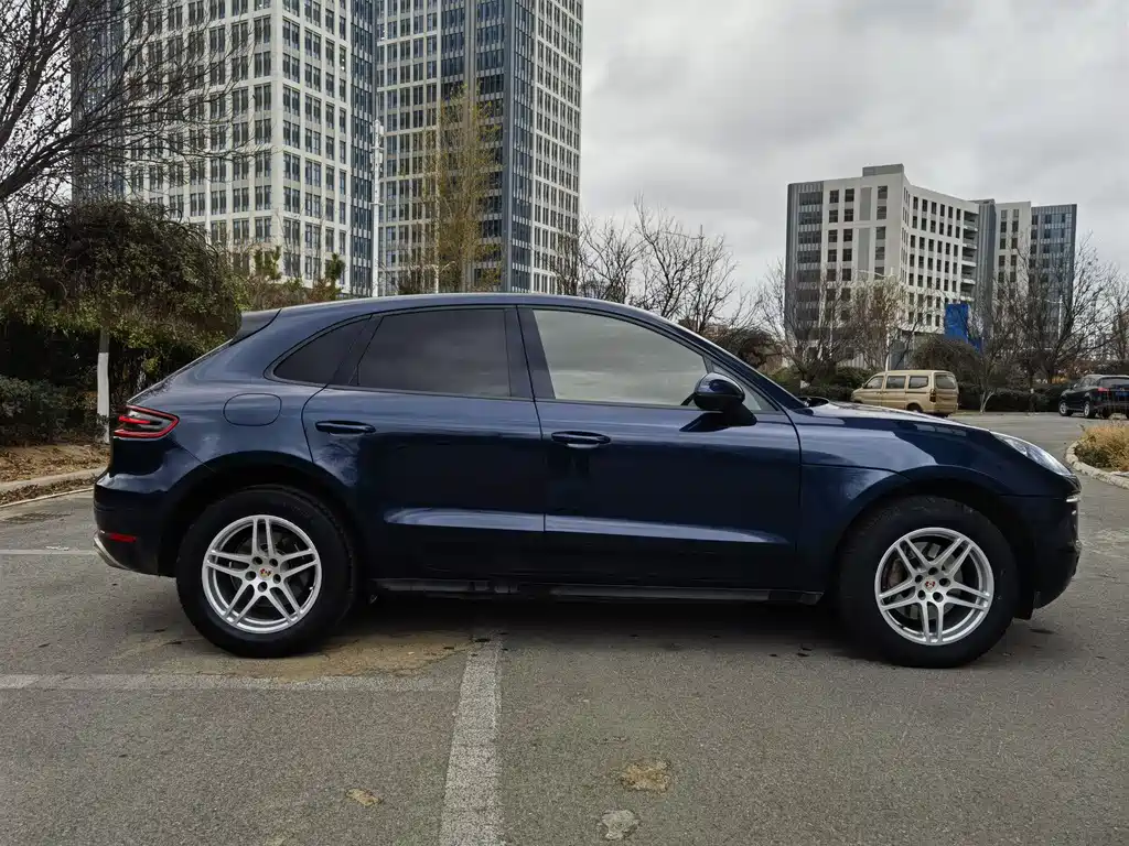 PORSCHE MACAN