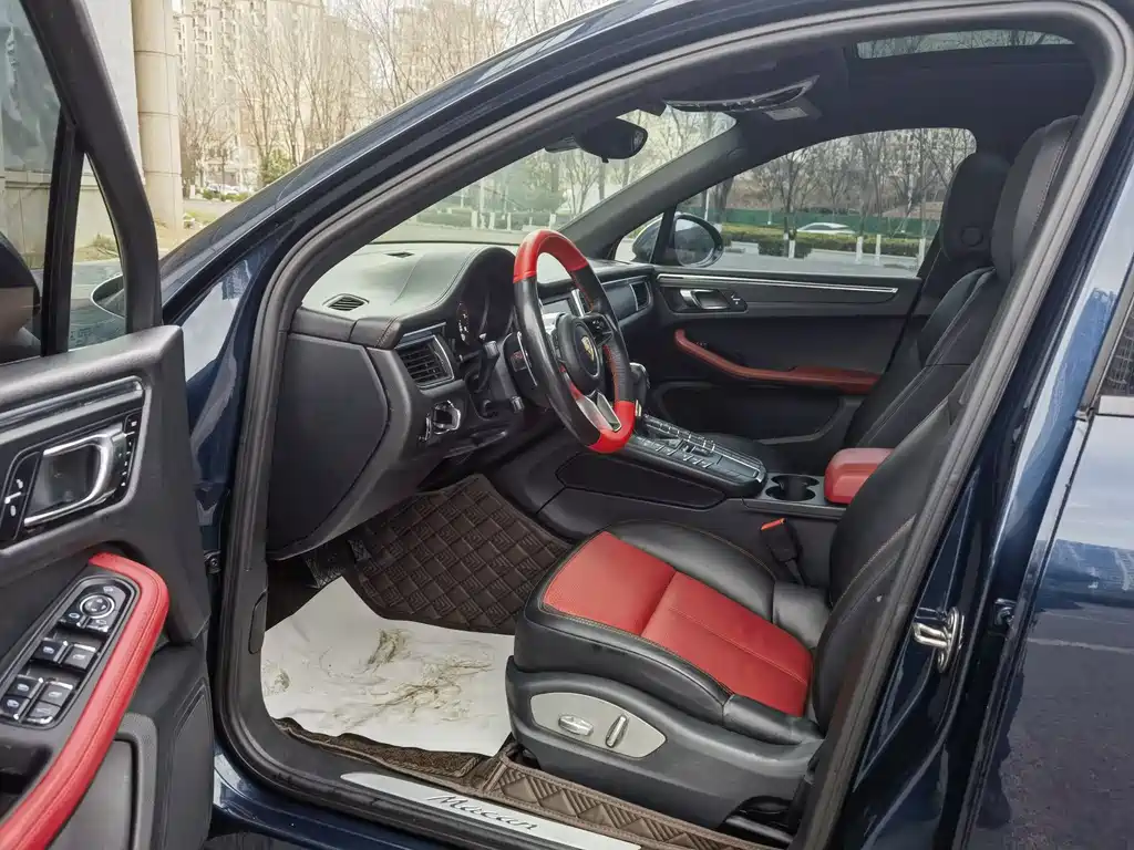 PORSCHE MACAN