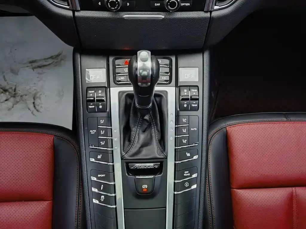 PORSCHE MACAN