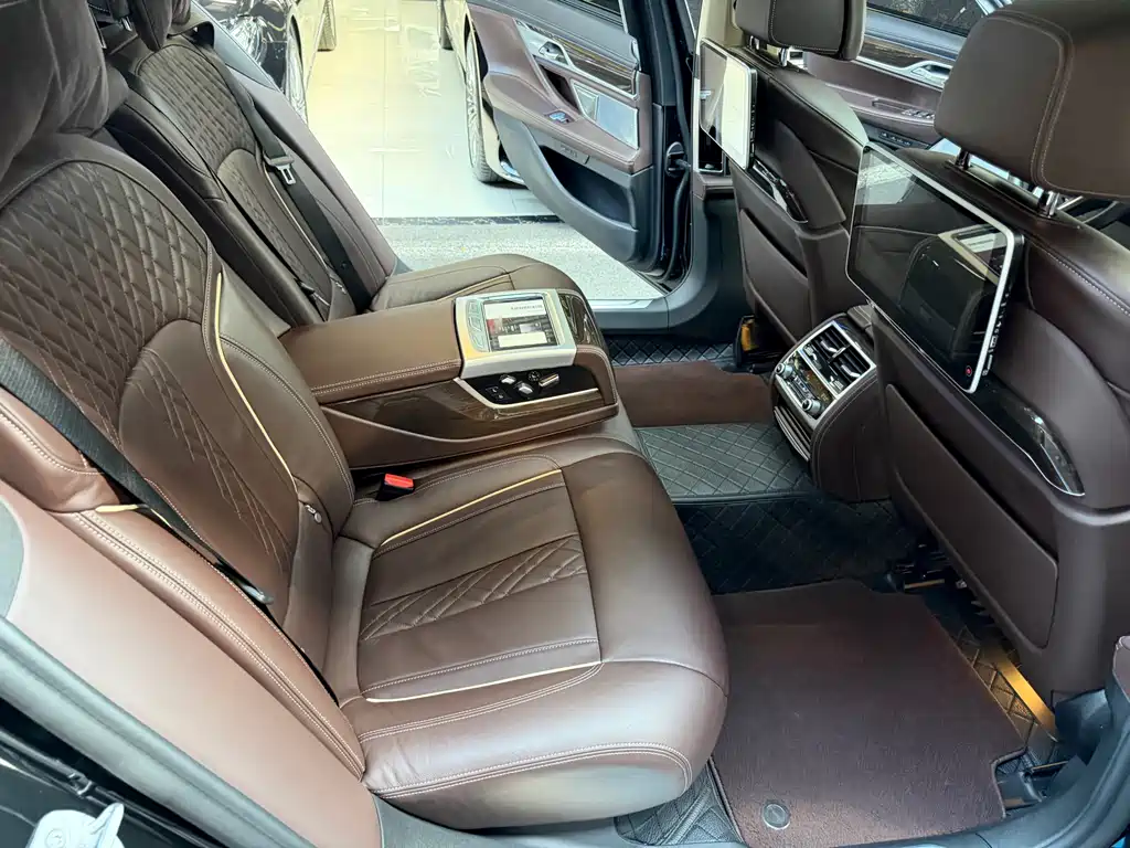 BMW 7 Series — миниатюра 28