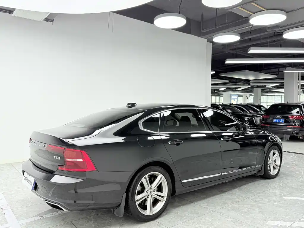 VOLVO  S90