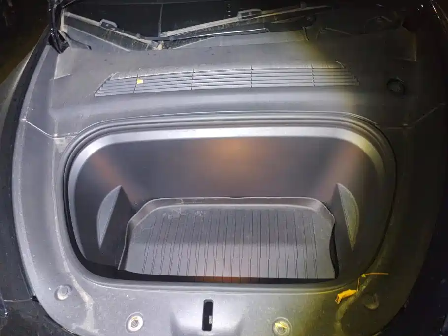 Tesla Model Y — миниатюра 10