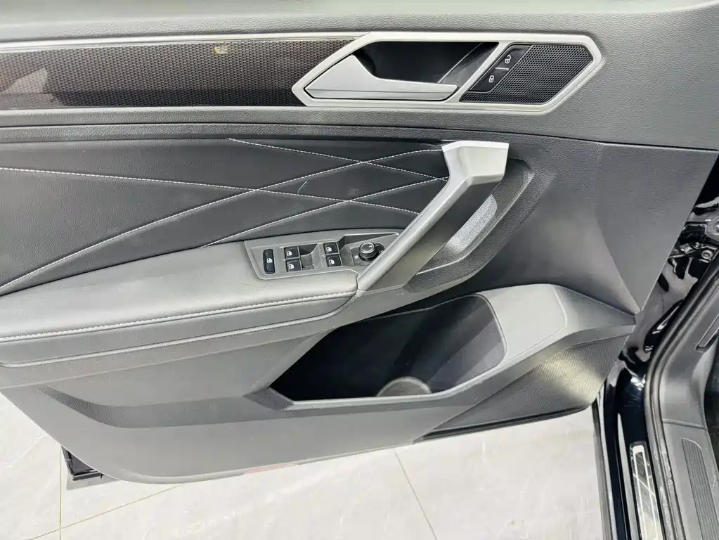 Volkswagen Tiguan L — миниатюра 8