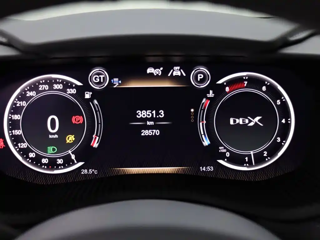 Aston Martin DBX — миниатюра 22