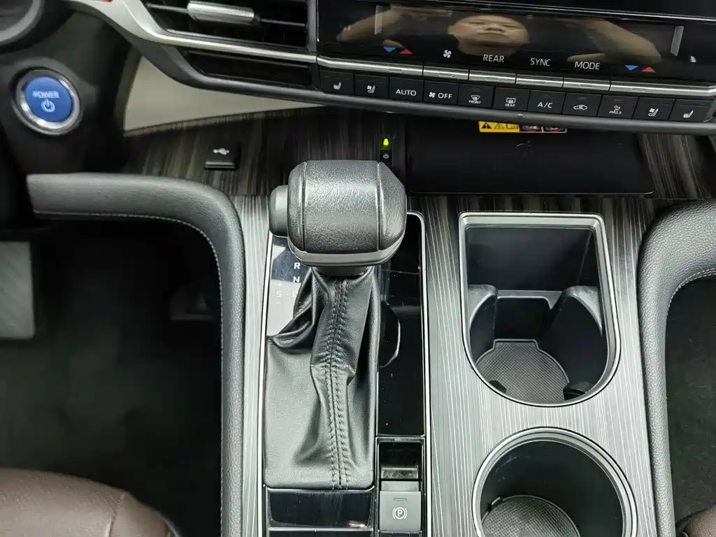 Toyota Granvia — миниатюра 13