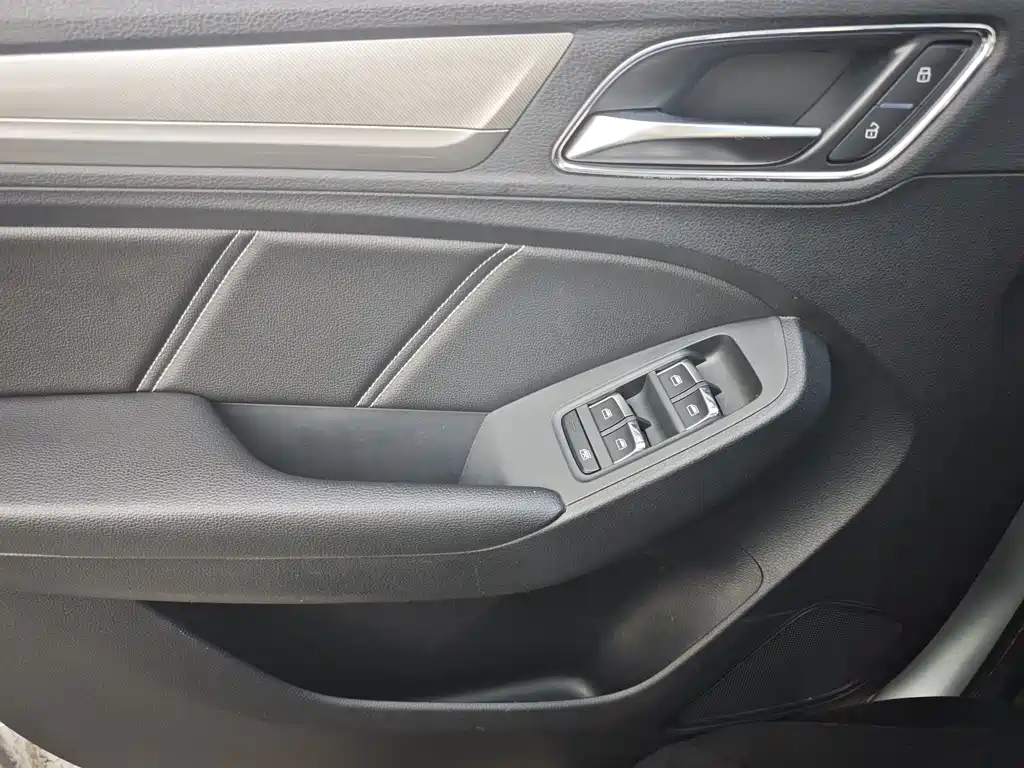 Roewe RX5 New Energy — миниатюра 10