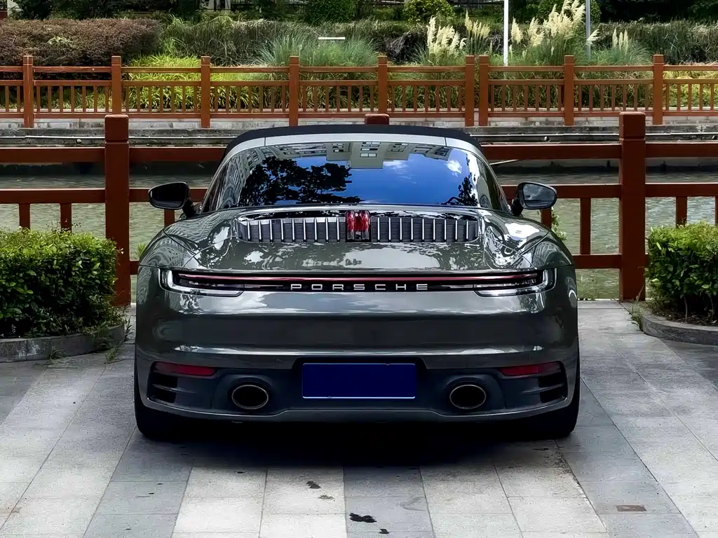 PORSCHE 911