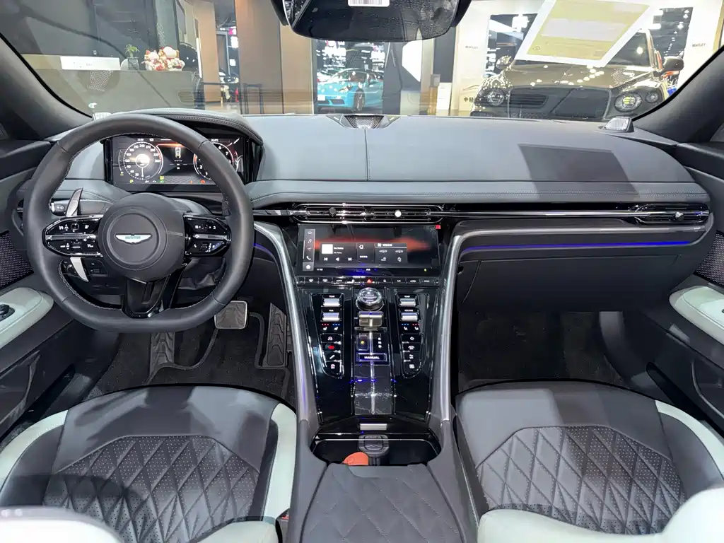Aston Martin DB12 — миниатюра 13