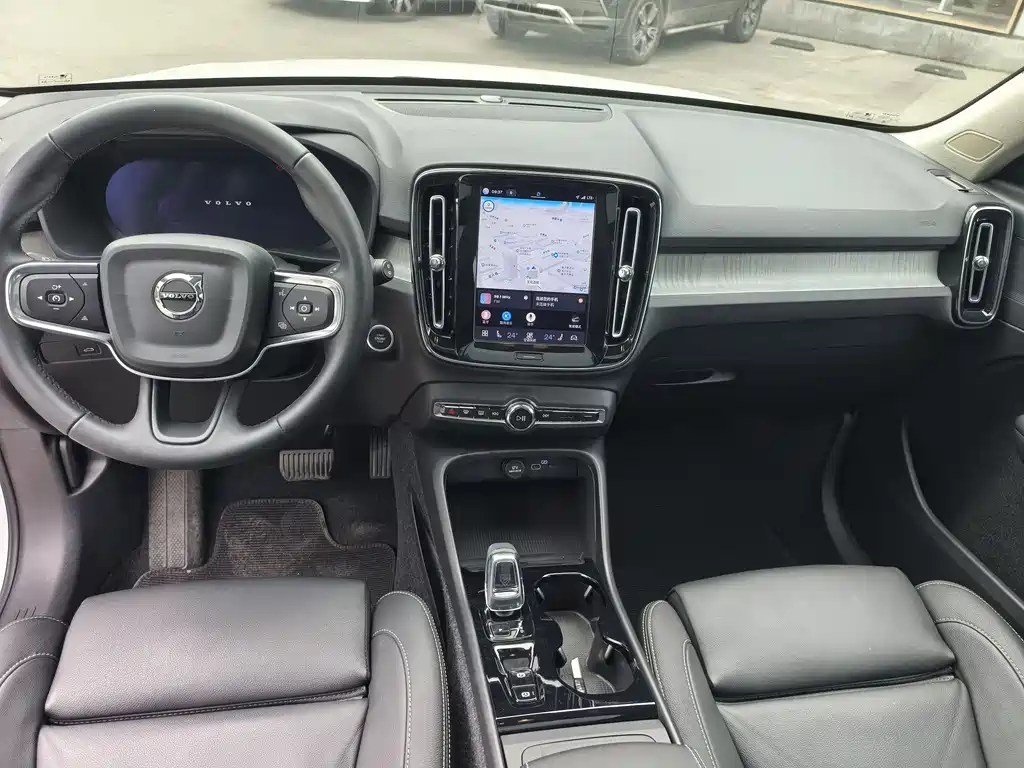 Volvo XC40 2025 B4 Luxury