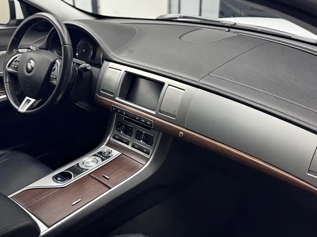 Jaguar XF — миниатюра 12