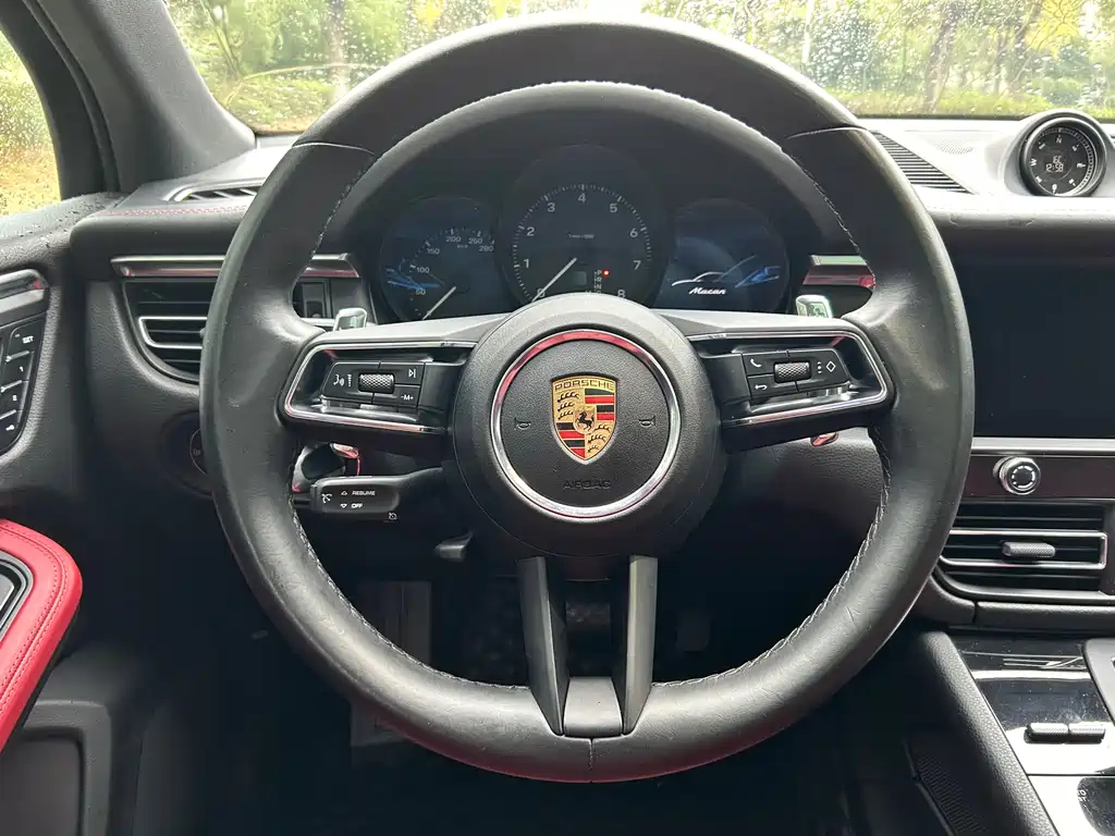 PORSCHE MACAN