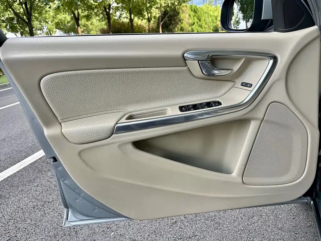Volvo S60 (Import) — миниатюра 11