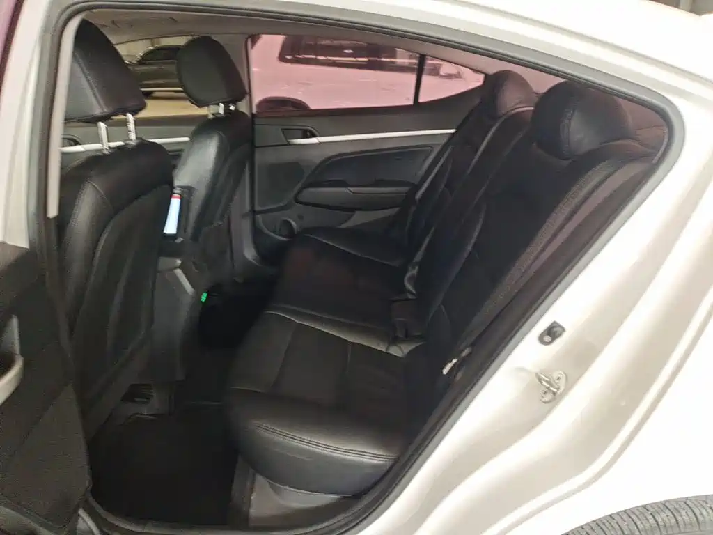 Hyundai Elantra — миниатюра 17