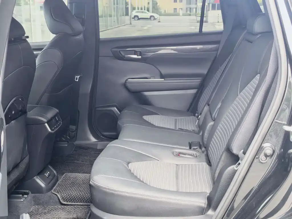 Toyota Crown Kluger — миниатюра 11